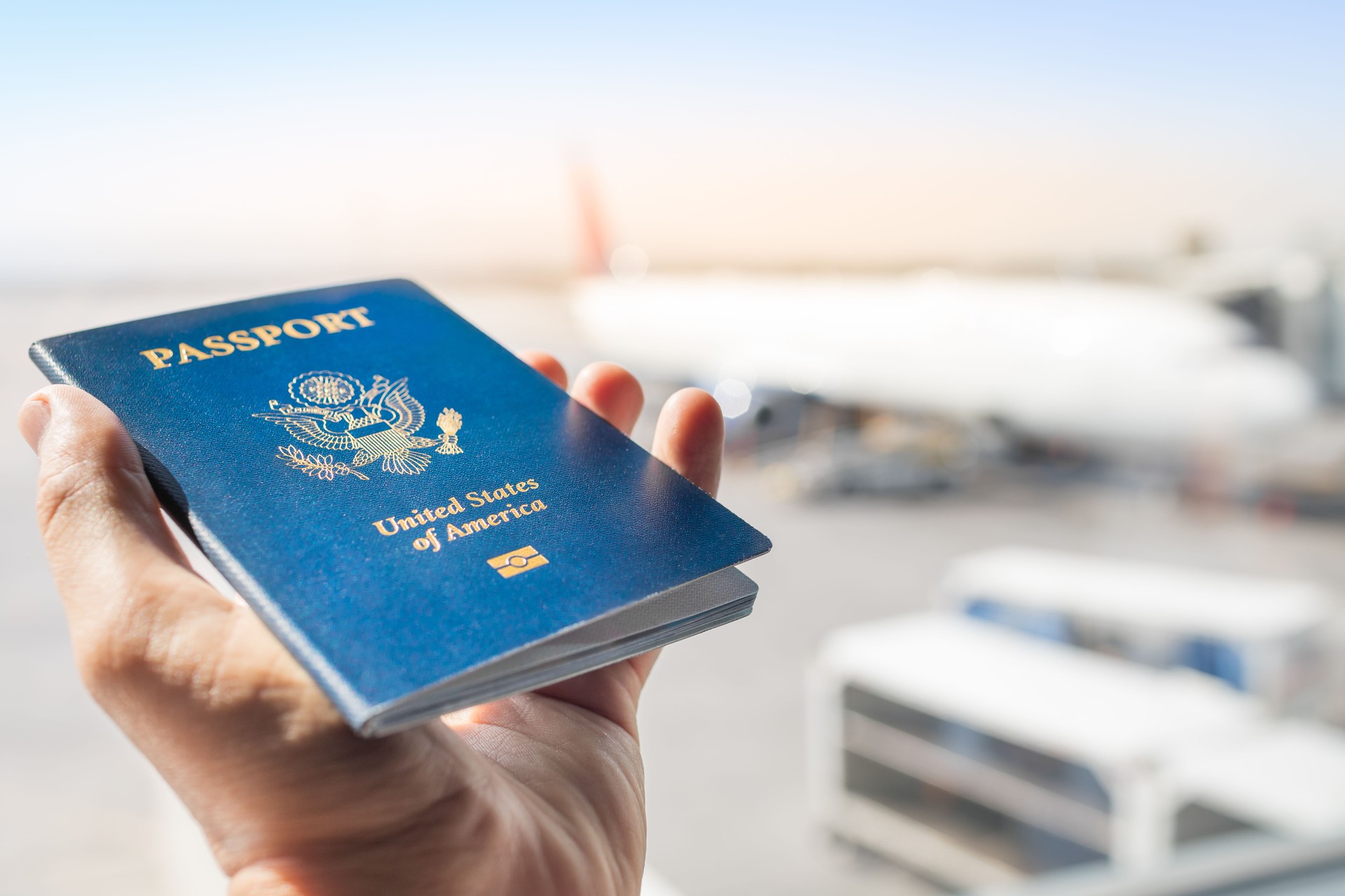 Hombres con pasaporte en el aeropuerto.